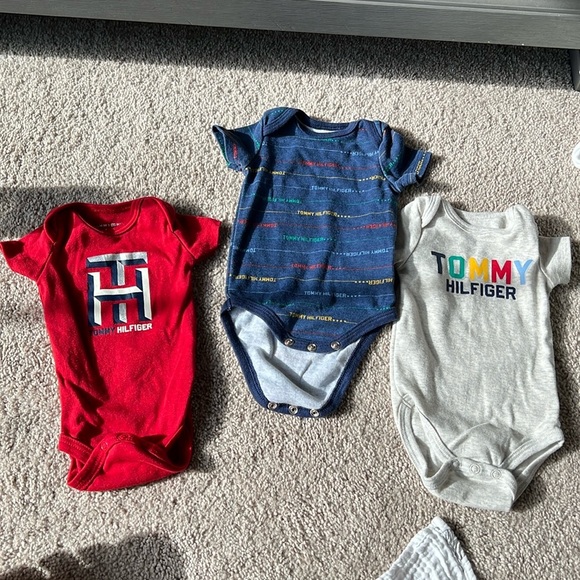 Tommy Hilfiger 4 Pack Bodysuit onesies - Picture 1 of 4